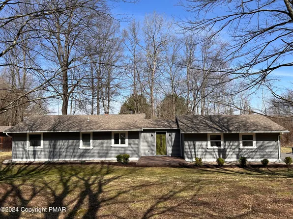 320 Village Edge Dr, Brodheadsville, PA 18322