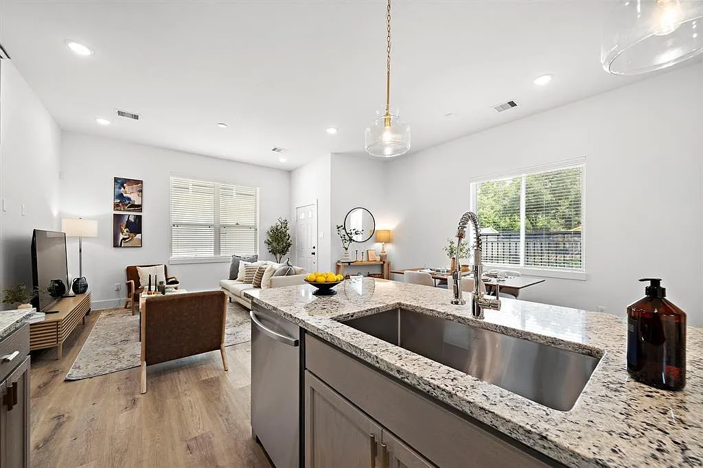 3 bed, 2.5 bath, 1486 sqft, $1,990 — Photo 4