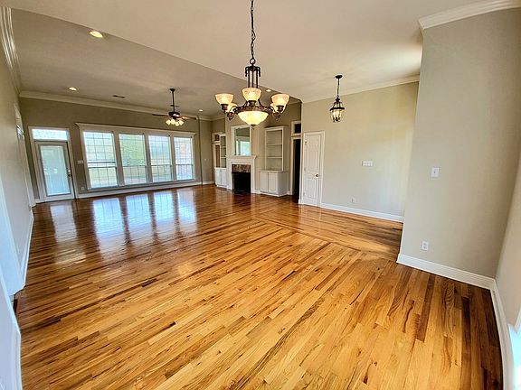3rd image of 322 N Hill Dr