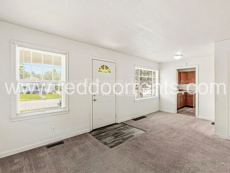 1742 N Whittier Pl — Photo 8