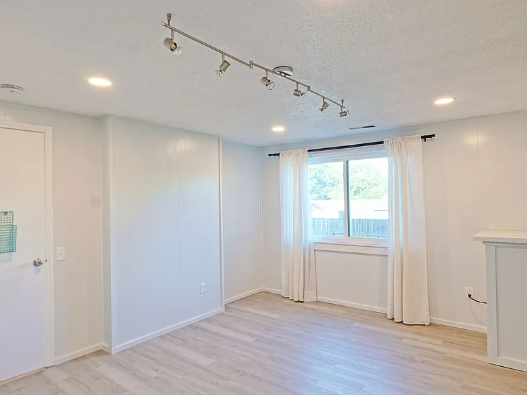 975 Barbizon Dr — Photo 24