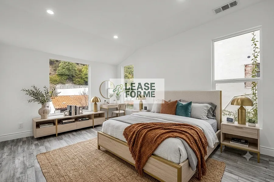 9848 Portola Dr - Elegant Beverly Hills Home Featuring Panoramic Canyon Views — Photo 3