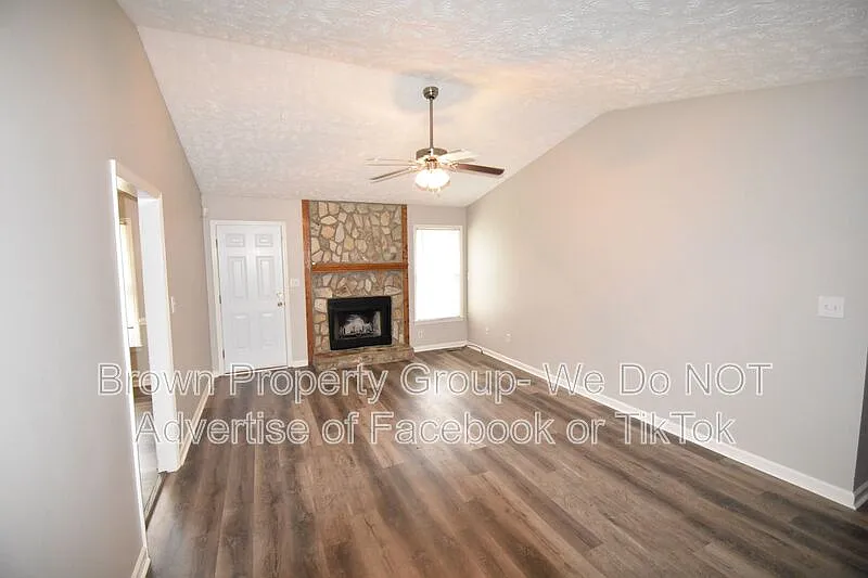 3 bed, 2.0 bath, 1050 sqft, $1,395 — Photo 3