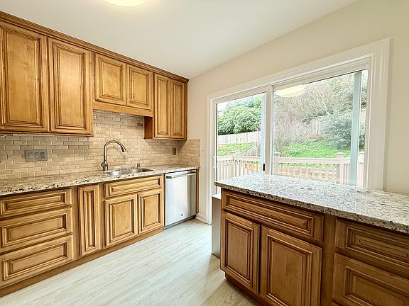 4th image of 929 Hemlock Ave