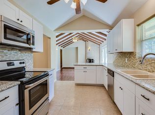 2910 Yupon St, Dickinson, TX 77539