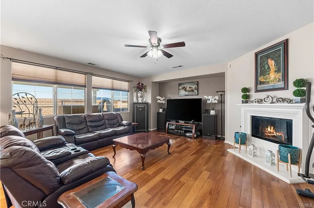 4 bed, 2728 sqft, $4,000 — Photo 2