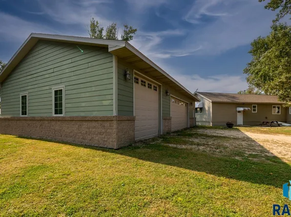 205 W McCook St, Montrose, SD 57048