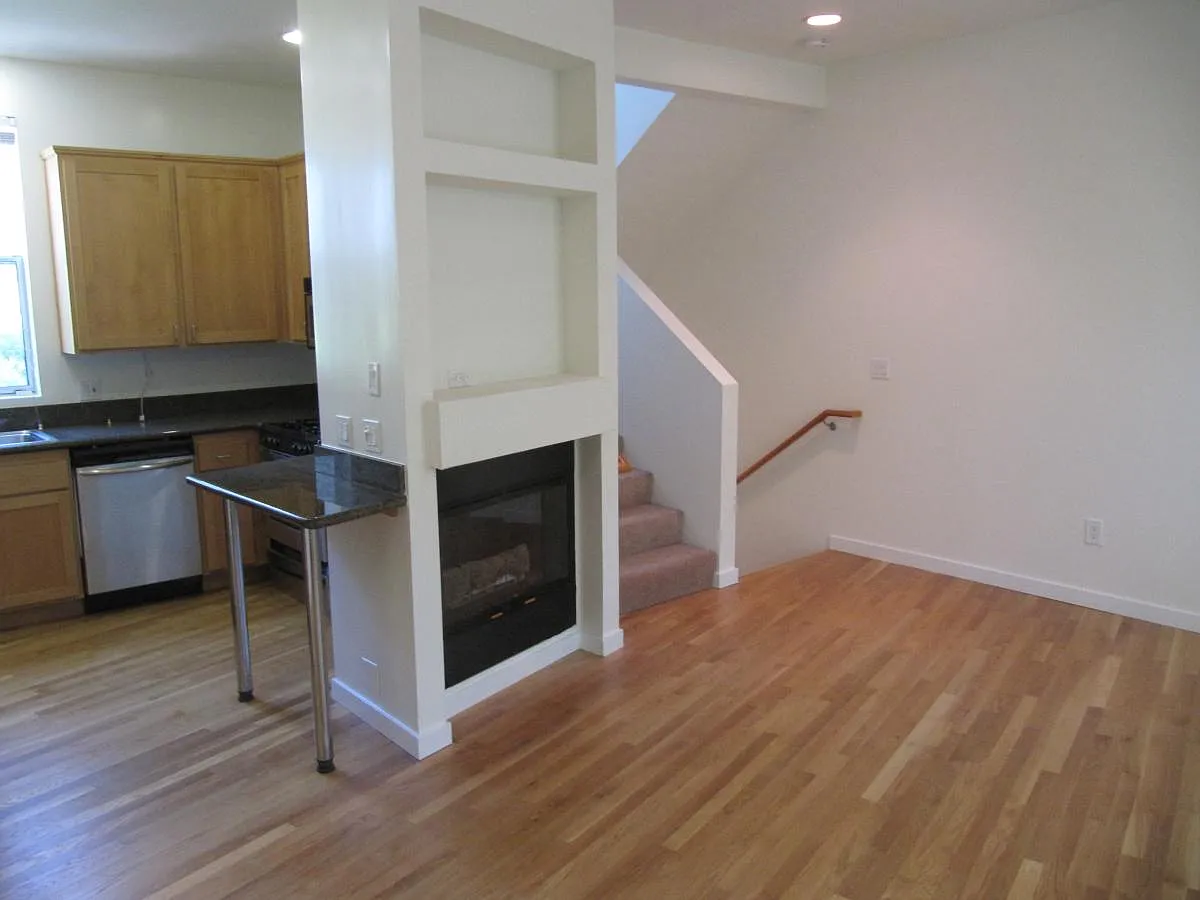 3 bed, 2.5 bath, 1300 sqft, $5,650 — Photo 3
