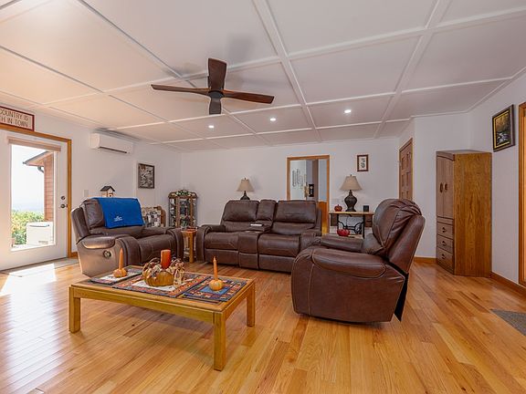 18th image of 124 Graystone Dr