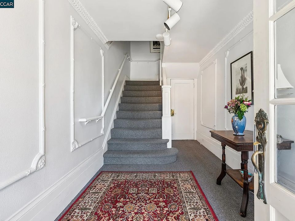 Foyer to building