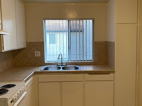 3rd image of 6121 Woodman Ave APT 207
