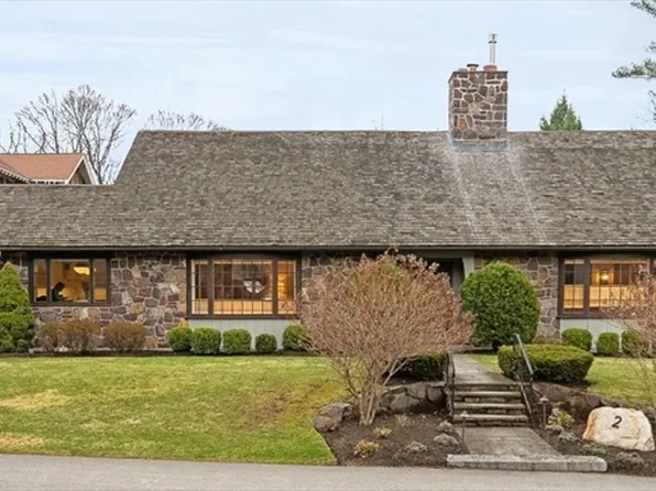 2 Edgewater Pl, Winchester, MA 01890