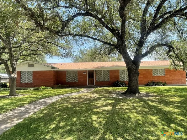 509 W Thomas St, Cuero, TX 77954