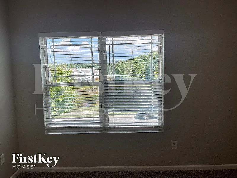 3 bed, 2.5 bath, 1994 sqft, $2,450 — Photo 2