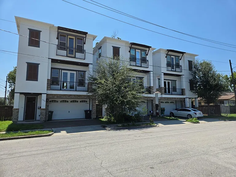 1516 Amundsen St — Photo 42