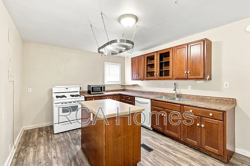 4 bed, 2.0 bath, $2,200 — Photo 4