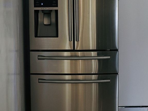 5th image of 6651 N Ashland Ave Fl 1