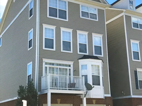 2511 Pascal Pl, Herndon, VA 20171
