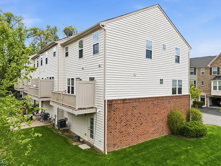 2305 Pointe View Dr — Photo 4