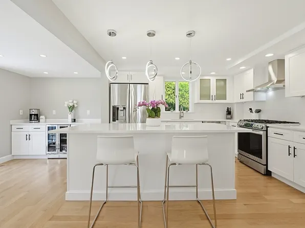 8 Woodbury Ave, Saugus, MA 01906