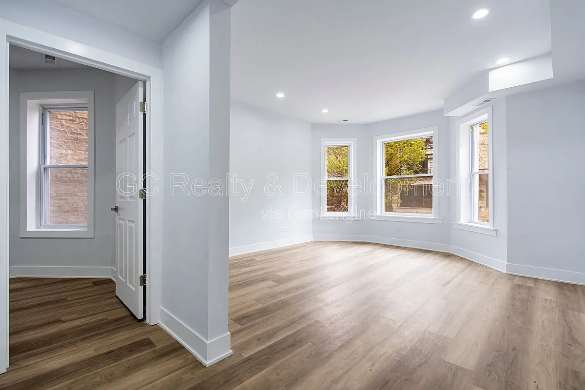 Building Photo - 3744 N Wilton Ave #1N