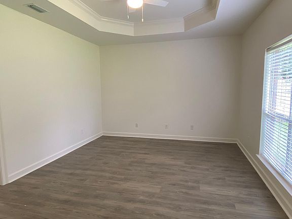 Large primary with tray ceiling.