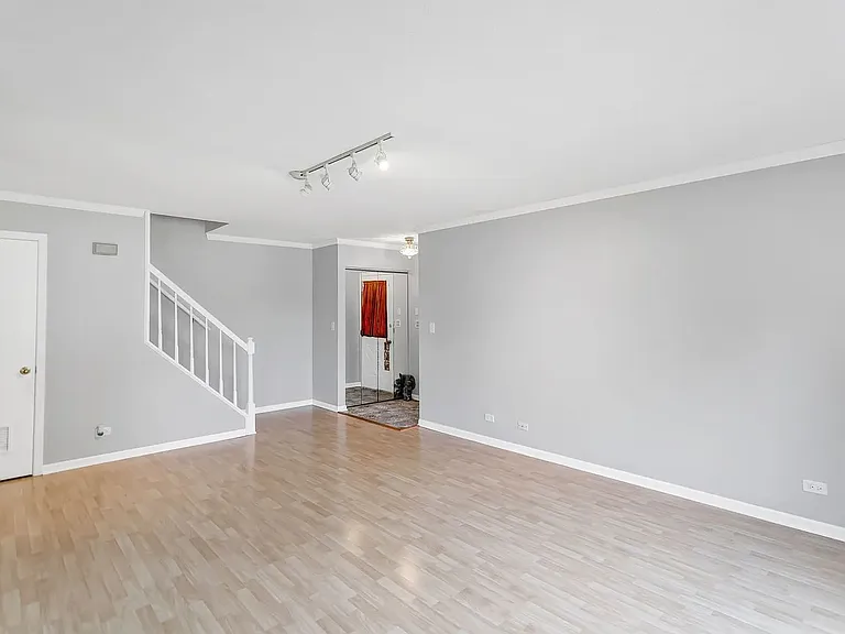 841 Dighton Ln — Photo 6