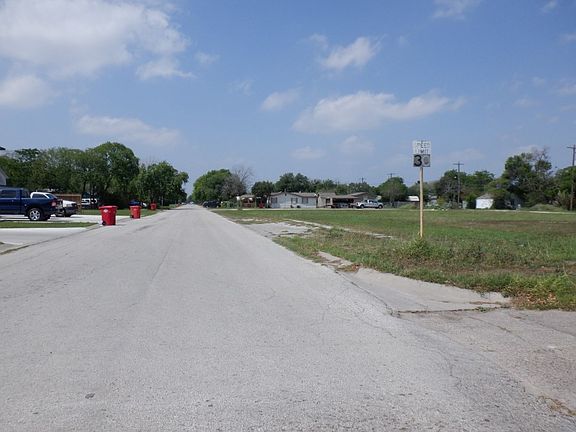 5th image of 106 E Avenue E
