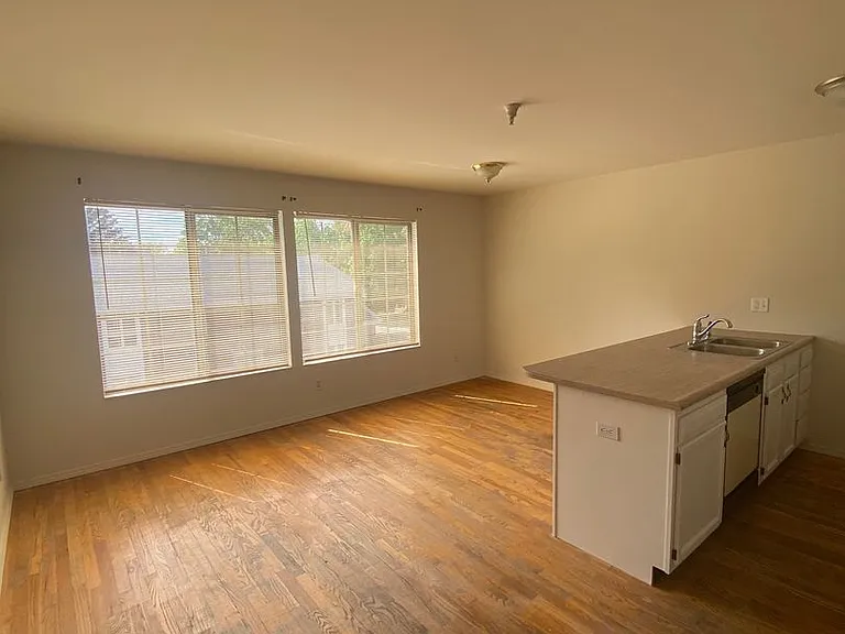 302 S Cedar St — Photo 32