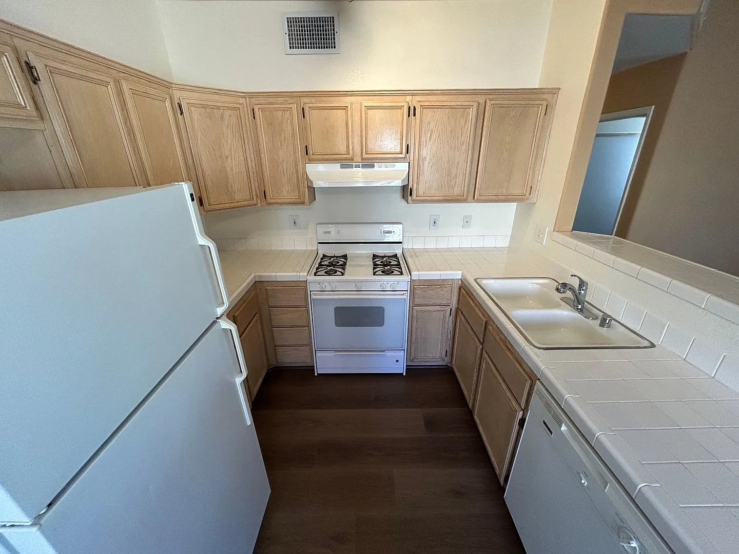 Spacious 2 Bedroom Condo In Gated Community — Photo 4