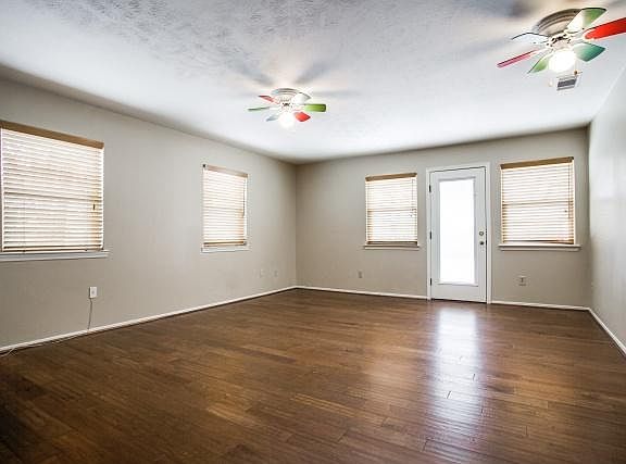 5th image of 919 Blue Lake Cir