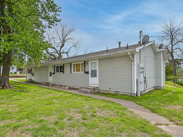 733 W College St #B — Photo 17