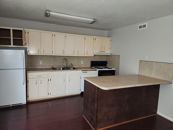 3rd image of 1331 Bayville St #1