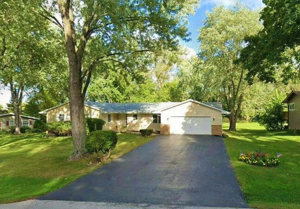 813 Locust Dr photo 1