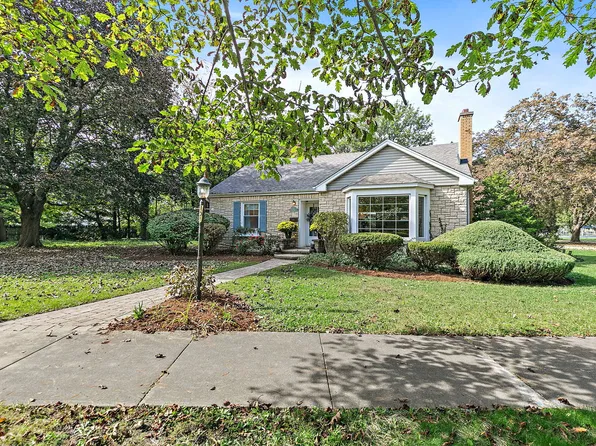 101 Marion St, Roselle, IL 60172
