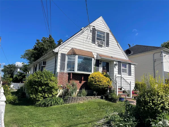 32 Edgewood Road, Port Washington, NY 11050