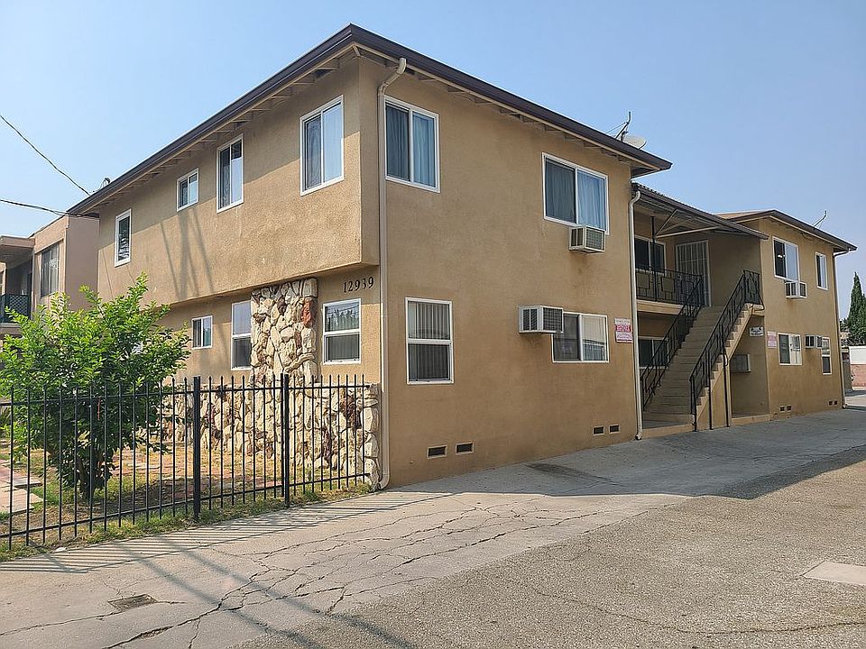 1st image of 12939 Oxnard St APT 6