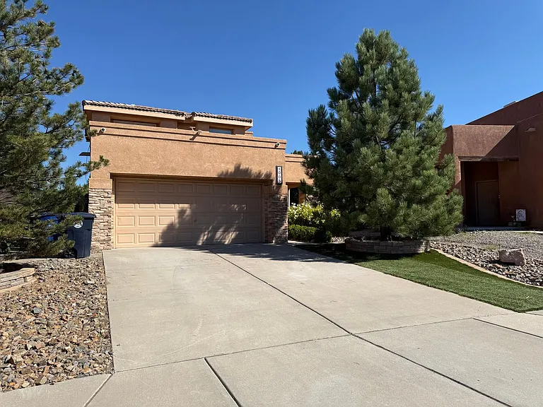 1005 Via Chamisa NE — Photo 1