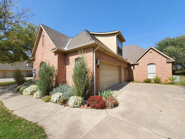 3341 Heritage Green Cir — Photo 8