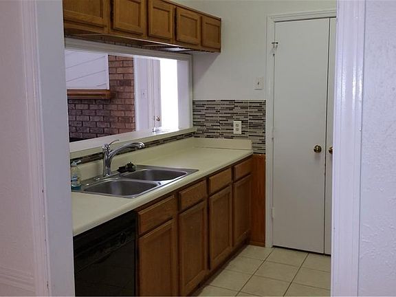 4th image of 8618/8620 Holly St