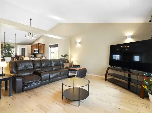 57 E Thornfield Close SE, Airdrie, AB T4A 2K7
