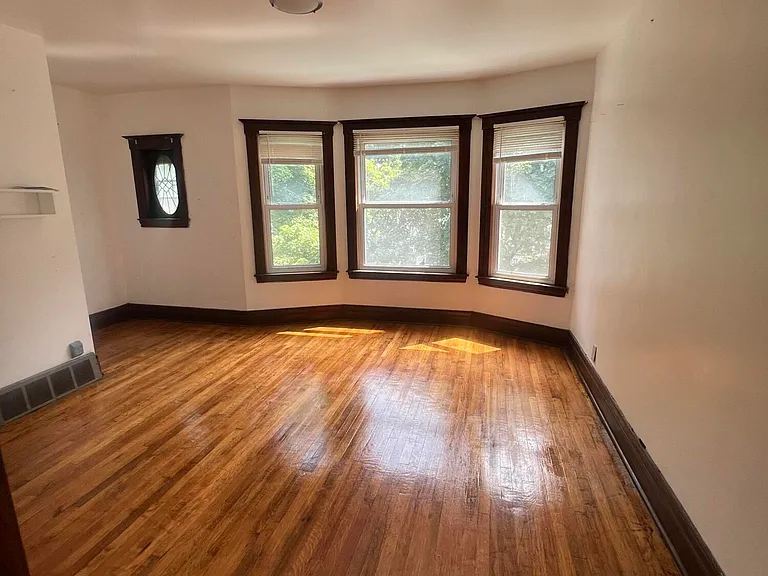 2921 Helen St #UPPER — Photo 2