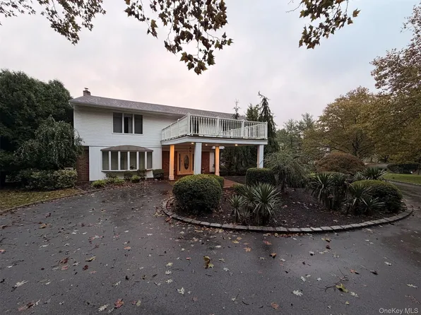 1 Somner Dr, Dix Hills, NY 11746