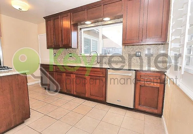 242 Santiago Ave — Photo 4