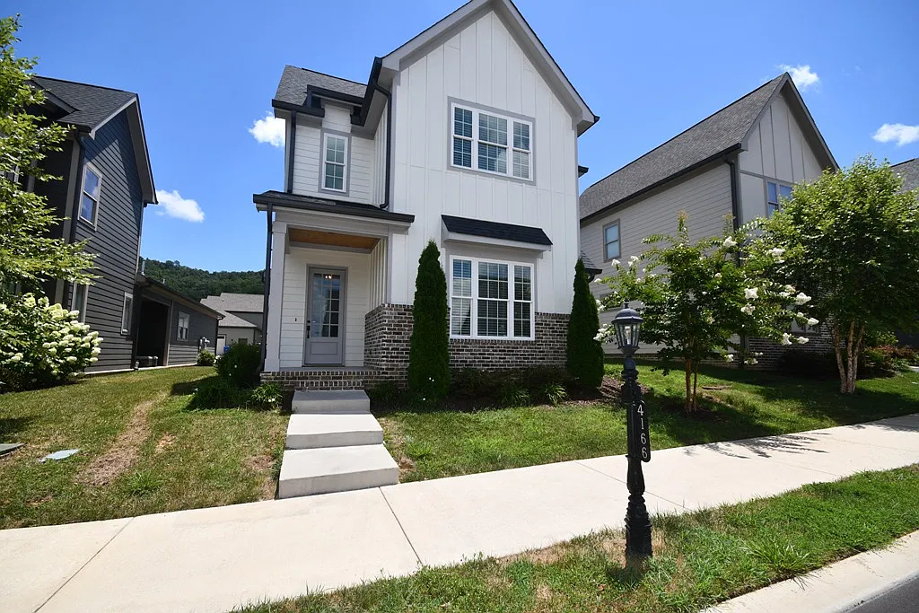 3 bed, 2.5 bath, 2282 sqft, $2,650 — Photo 2