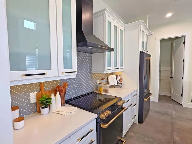 2475 Bay St — Photo 19