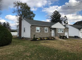 8 Woodwaye Rd, Plainview, NY 11803