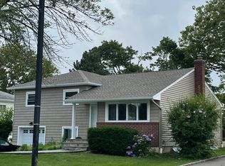 89 Haverford Rd, Hicksville, NY 11801
