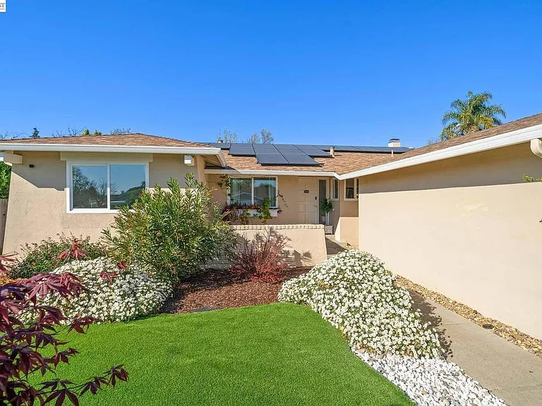 35290 Farnham Dr — Photo 5