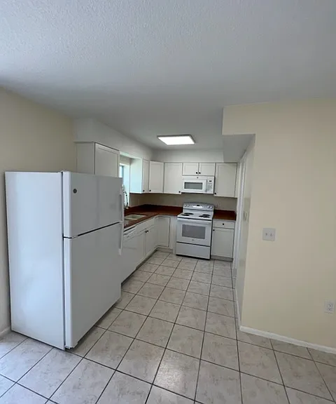 925 Marshall St — Photo 7